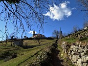 88 Sguardo indietro alla Chiesa di S. Antonio scendendo il 505A-B tra muri a secco